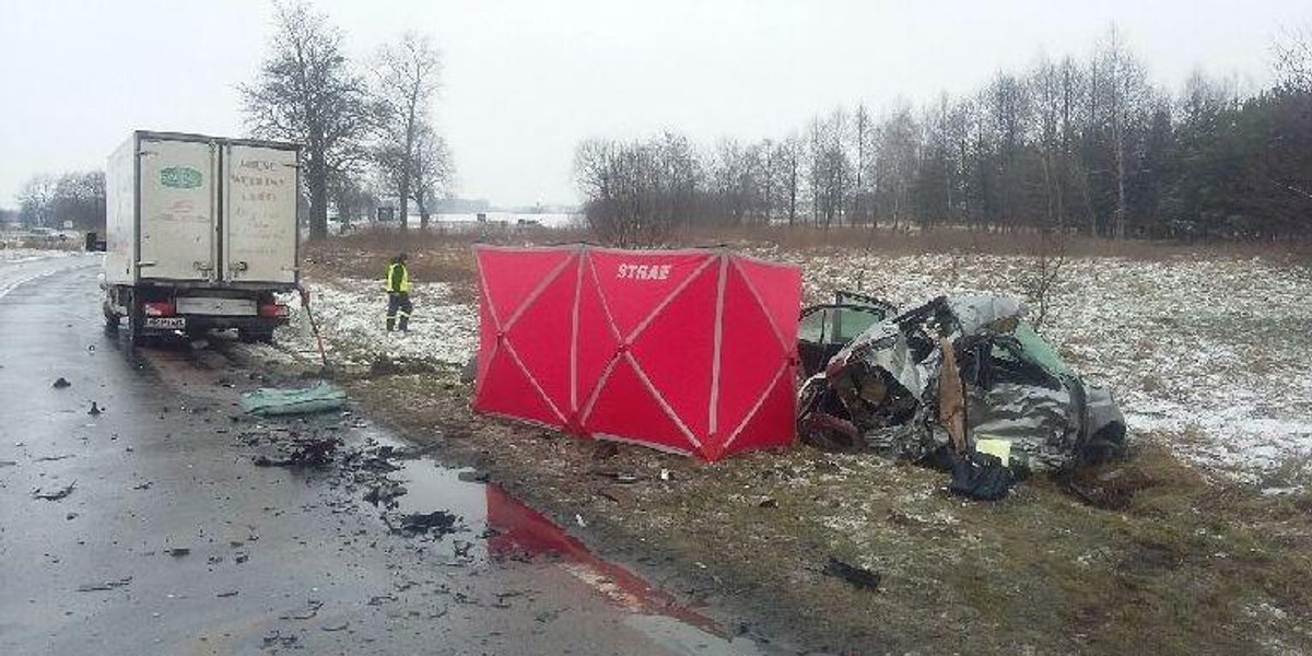 W zderzeniu nissana z dostawczym busem zginęła 22-letnia kobieta