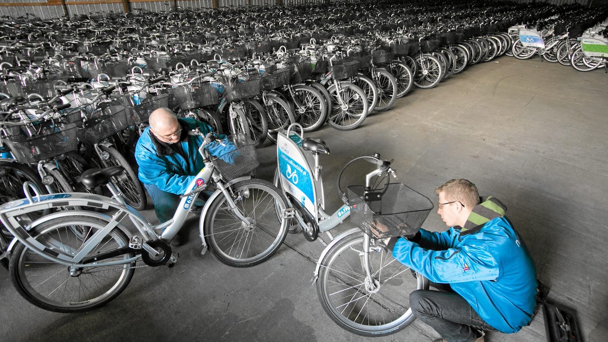 Rowerzyści narzekają na problemy z elektronicznymi zamkami, które wprowadzono w tym roku. Nie zawsze działają. Do ZTM-u napływa tez wiele pytań o konta i aplikacje mobilne - informuje Polskie Radio RDC.