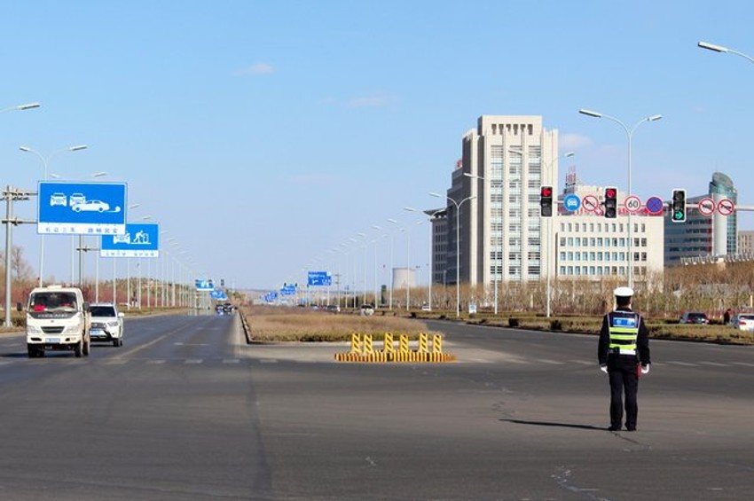 Tu je i semafor i saobraćajac, ali oni nikome ne trebaju