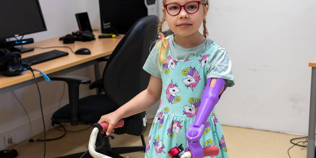 Zosia Pecyna ma protezę wydrukowaną w 3D. Naukowcy z Poznania chcą, by każdy mógł taką mieć.
