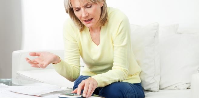 <b>Świadczenie pieniężne dla cywilnych niewidomych ofiar działań wojennych </b>
<br>
<br>
Świadczenie pieniężne przysługujące cywilnym niewidomym ofiarom działań wojennych przysługuje osobom, które nie wchodziły w skład formacji wojskowych, zmilitaryzowanych służb państwowych lub formacji zbrojnych ruchu oporu i doznały naruszenia organizmu powodującego całkowitą niezdolność do pracy poprzez utratę wzroku. Ponadto musiało to mieś miejsce w wyniku działań wojennych w okresie wojny 1939-1945 lub też eksplozji niewypałów lub niewybuchów pozostałych po wojnie 1939-1945, na terytorium Rzeczypospolitej Polskiej.
<br>
<br>
Świadczenie to przysługuje w kwocie renty socjalnej - od 1 marca 2014 r. do 28 lutego 2015 r. jest to 709,34 zł.