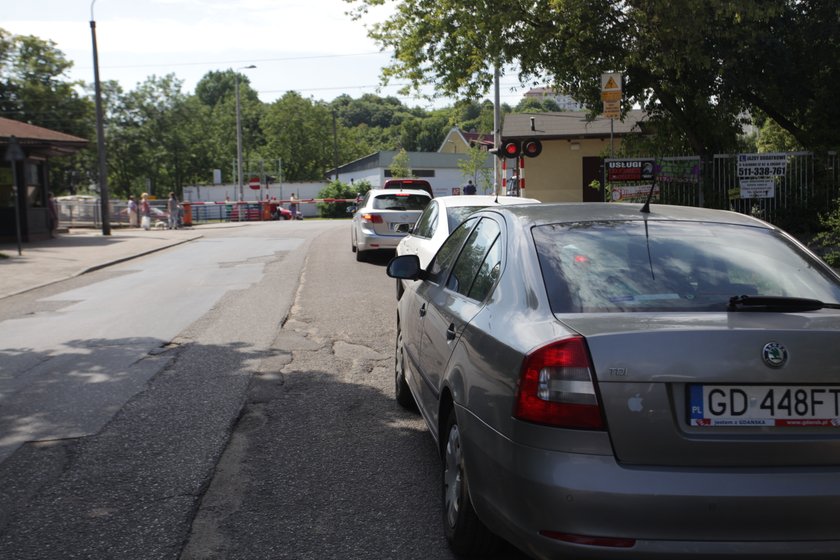 Na przejeździe kolejowym na Oruni prowadzone są pomiary czasu zamknięcia szlabanów