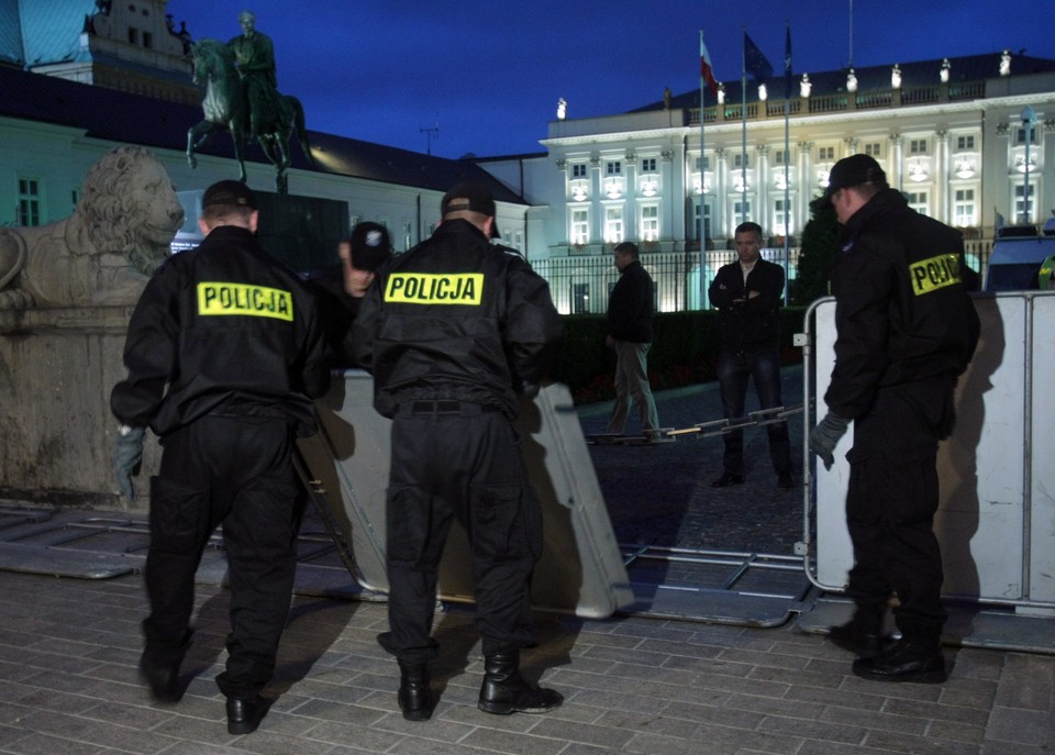 WARSZAWA PAŁAC PREZYDENCKI KRZYŻ BARIERKI