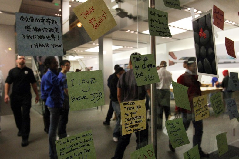 Wiadomości dla Steve'a Jobsa zostawione na witrynie sklepu Apple'a w San Francisco, fot. Erin Lubin/Bloomberg