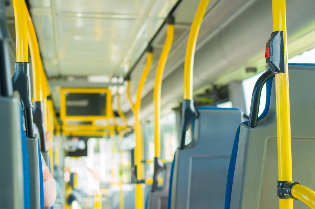 Wnętrze autobusu komunikacji publicznej