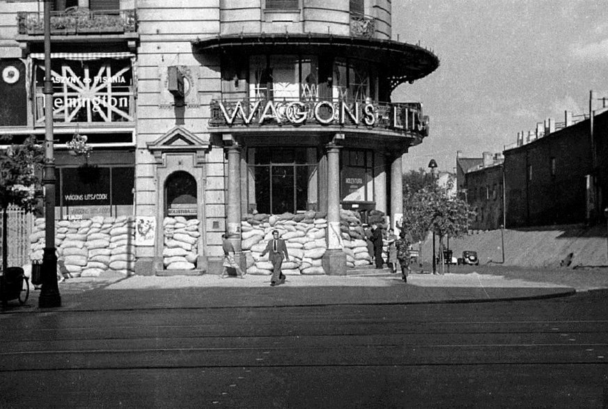Hotel Bristol we wrześniu 1939 . Na  fotografii widać zabezpieczenia budynku przed wybuchami. Źródło: CBJ