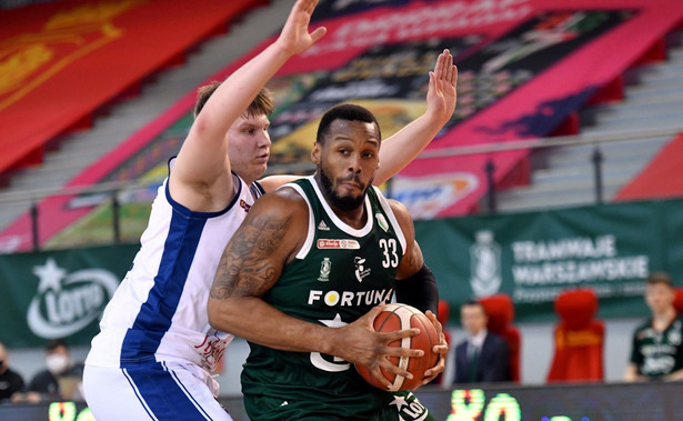 Koszykarz drużyny Legia Warszawa Earl Watson (P) i Michał Grzeszak (L) z zespołu King Szczecin