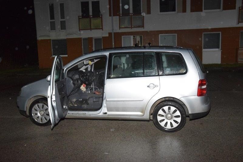 Policajti našli auto stojace v strede cesty.