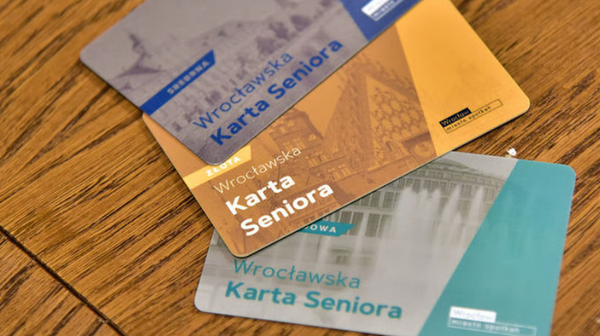 Szmaragdowa Karta Seniora (zielona, najniżej) jest przeznaczona dla mieszkańców Wrocławia w wieku 90+, których w mieście żyje według danych GUS-u ponad 7 tysięcy. 