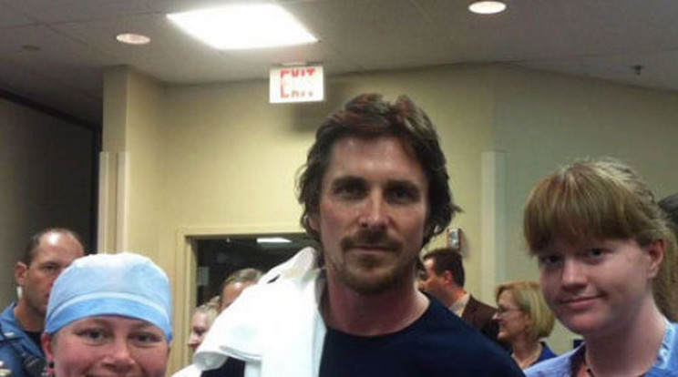 Az áldozatoknál járt Christian Bale 