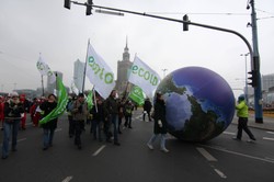 Przetoczyli wielki globus na drugą stronę Wisły
