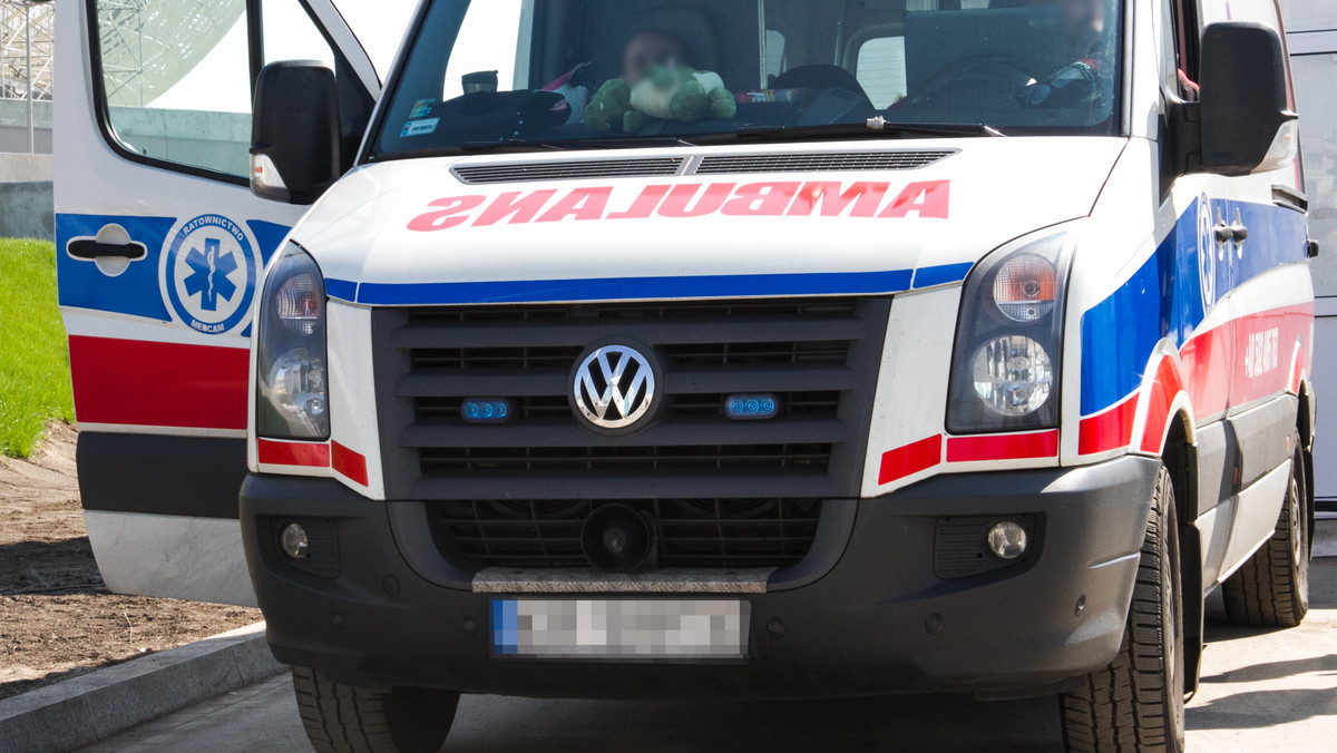 W Krupskim Młynie (powiat tarnogórski) półtoraroczny chłopczyk wypadł z okna. Jego opiekunowie byli pijani. Dziecko transportowane jest helikopterem do szpitala.