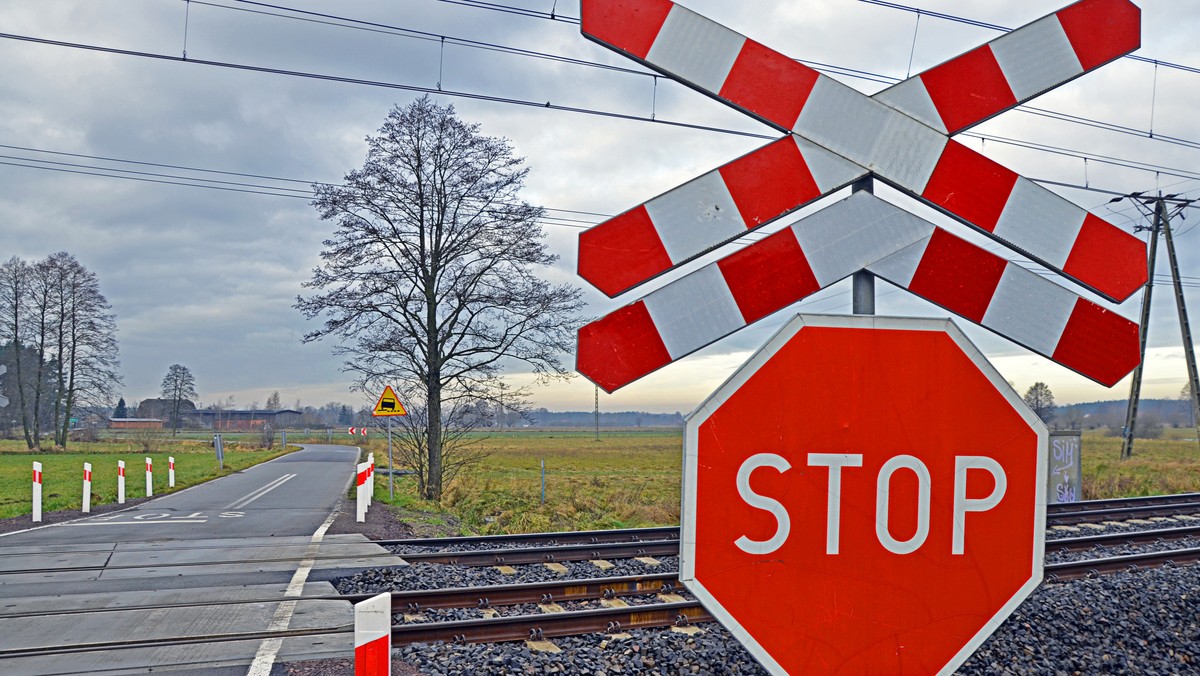 Dąbrowa Łazy. Wypadek na przejeździe. Ciężarówka wjechała w pociąg towarowy