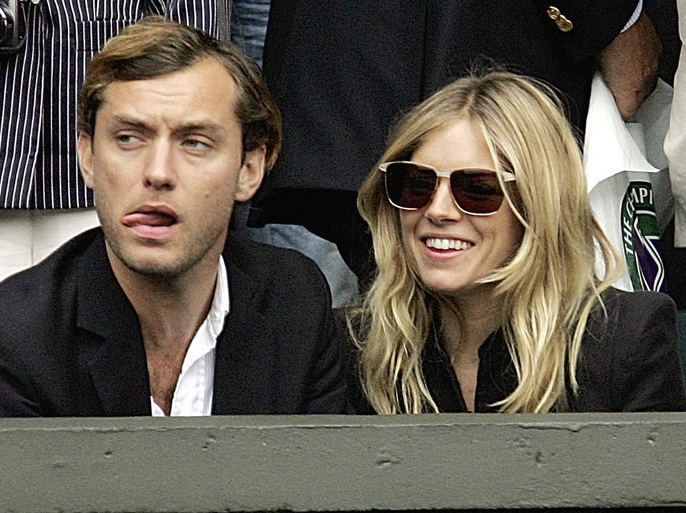 Jude Law (43 l.) i Sienna Miller (34 l.)