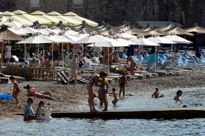 Turisti na plaži (ilustracija)