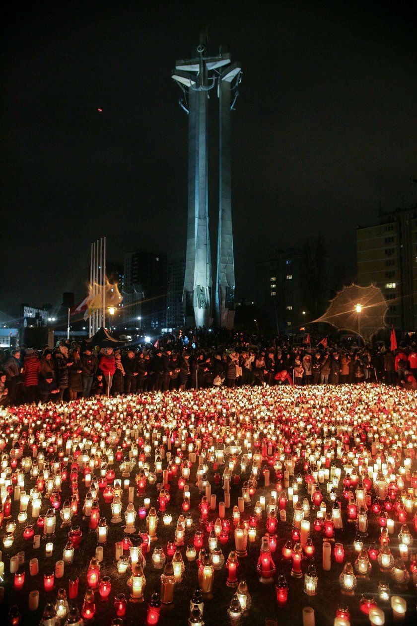 Polacy oddają hołd tragicznie zmarłemu prezydentowi. Poruszające zdjęcia