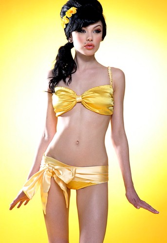 Vikki Blows reklamuje bieliznę w sesji stylizowanej na cukierkowe lata 50.