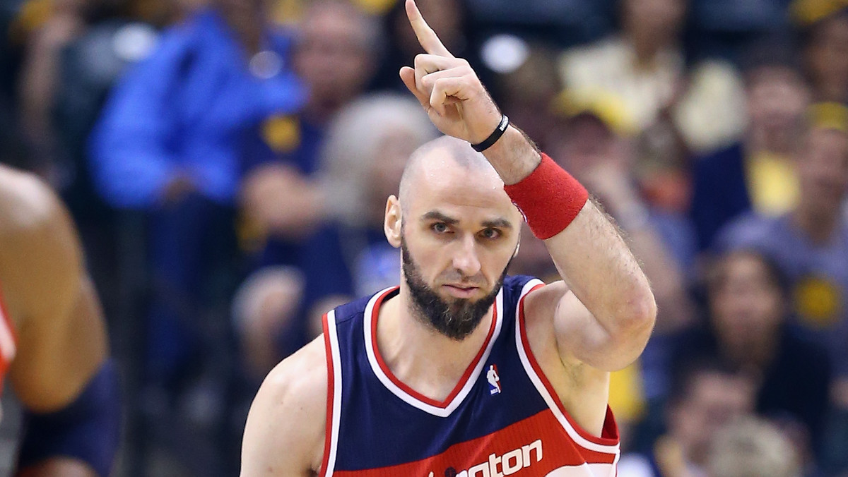 Washington Wizards wygrali z New York Knicks 102:91 w meczu rozegranym na Boże Narodzenie w Nowym Jorku. Marcin Gortat był najlepiej zbierającym Czarodziejów, pomógł też zdobywając dziesięć punktów. Gracze Knicksów w końcówce spotkania nie wytrzymali napięcia, czego efektem była potężna awantura na parkiecie w ostatniej kwarcie. Po niej do szatni został odesłany Quincy Acy.