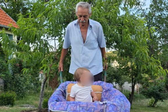 DEDA VOZI MALOG DESPOTA U BAŠTENSKIM KOLICIMA Milan Vasić se oglasio sa Kosova, pokazao kako provode vreme i PUCA OD PONOSA (FOTO)