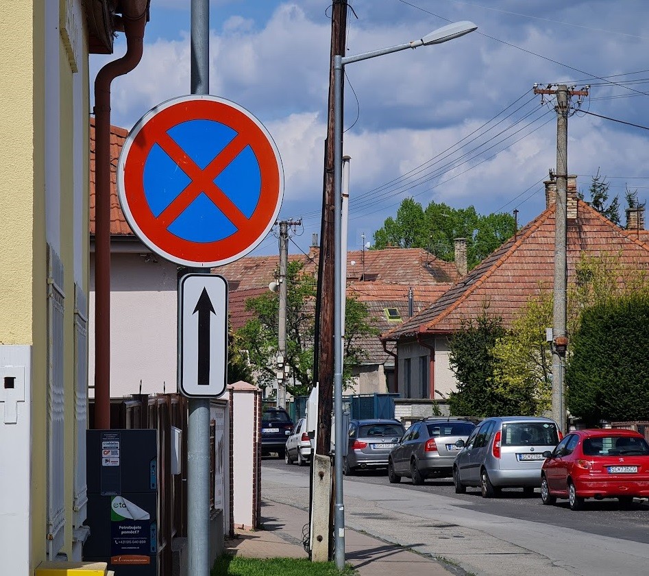 Dopravná značka Zákaz zastavenia s vyznačenou šípkou platnosti.