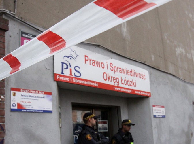 Taśma ostrzegawcza przed wejściem do siedziby łódzkiego biura Prawa i Sprawiedliwości
