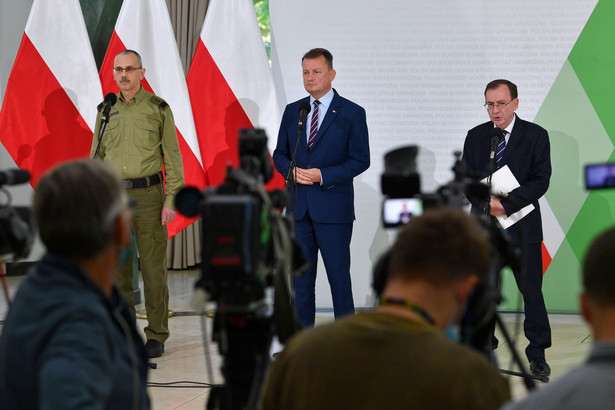 Minister spraw wewnętrznych i administracji Mariusz Kamiński (P), minister obrony narodowej Mariusz Błaszczak (C) i komendant główny Straży Granicznej gen. dyw. SG Tomasz Praga (L)