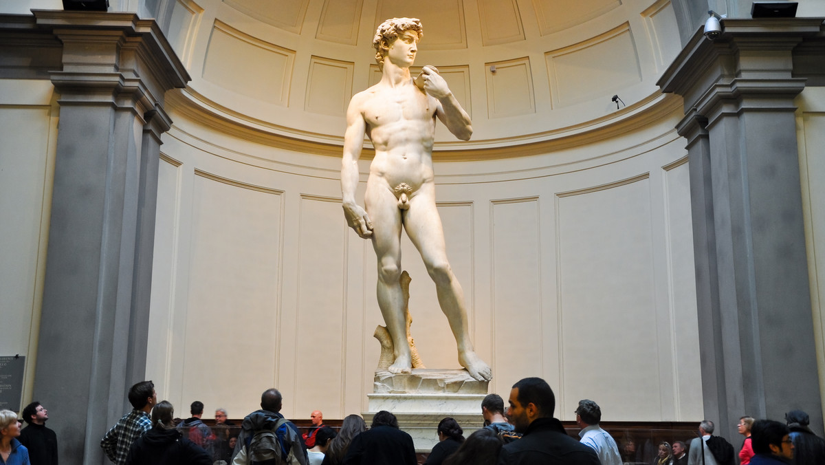 Dyrekcja Galerii Akademii we Florencji, gdzie znajduje się największa kolekcja rzeźb Michała Anioła ze słynnym posągiem Dawida, napisami na rozdawanych turystom wachlarzach ostrzega ich przed tzw. konikami. Sprzedają oni bilety z pominięciem kolejki.