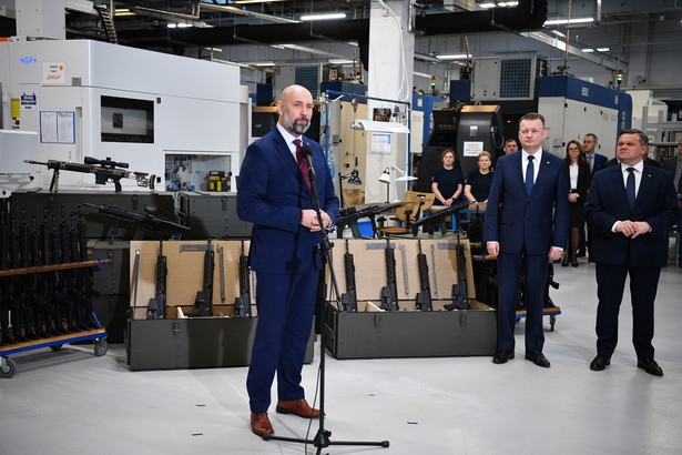 Prezes Polskiej Grupy Zbrojeniowej Sebastian Chwałek (L), wicepremier i minister obrony narodowej Mariusz Błaszczak (2P) i sekretarz stanu w Ministerstwie Obrony Narodowej Wojciech Skurkiewicz (P)