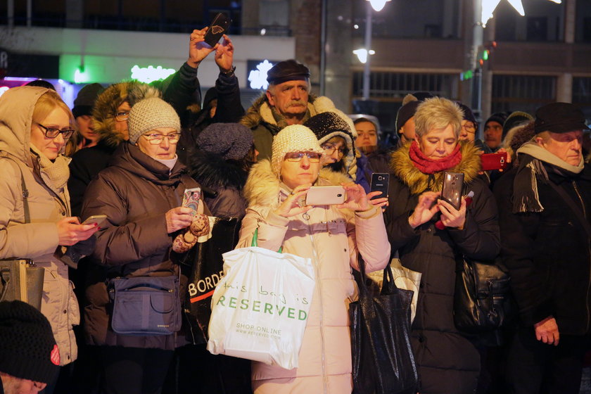 Łódź. Światełko pamięci dla Pawła Adamowicza