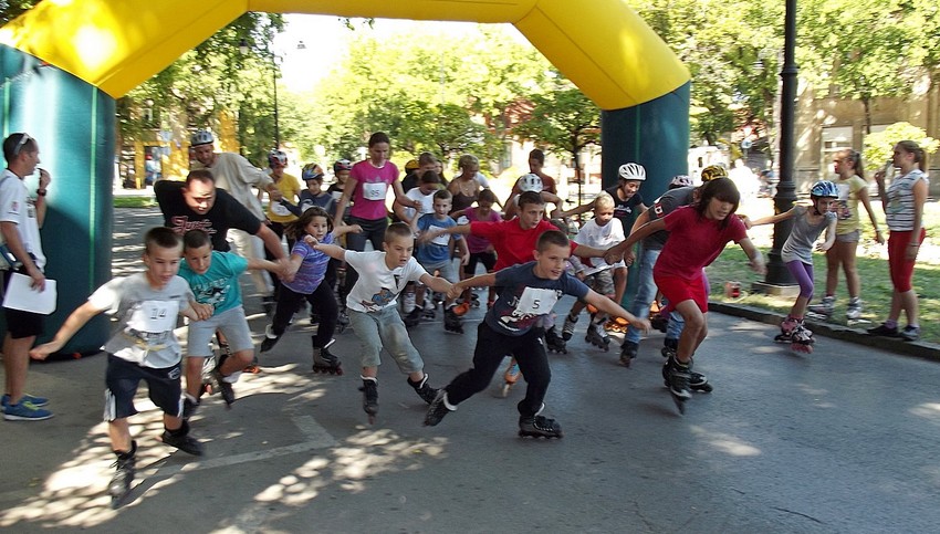 Ovde potpisPorodična trka na Trgu žrtava fašizma   Najviše prijavljivanih mališana bilo je u uzrastu od pet do 12 godina, koji su uz bučnu podršku publike izgarali na stazi. Ipak, podjednake aplauze dobijali su svi i nije bilo podele na pobednike i poražene.