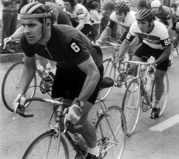 XXVIII Wyścig Pokoju. Na trasie IV etapu (Freiberg-Praga) Ryszard Szurkowski zdobył żółtą koszulkę lidera, 13 maja 1975 r.
