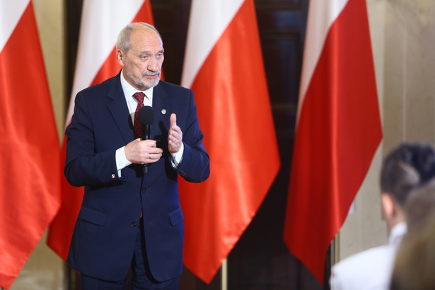 Antoni Macierewicz podczas lekcji historii, zorganizowanej dla uczniów z okazji 40. rocznicy utworzenia KOR-u.