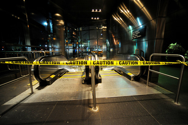 Nowy Jork przygotowuje się na nadejście huraganu Sandy. Na zdj. zamknięte wejście do stacji metra Columbus Circle, 28.10.2012.