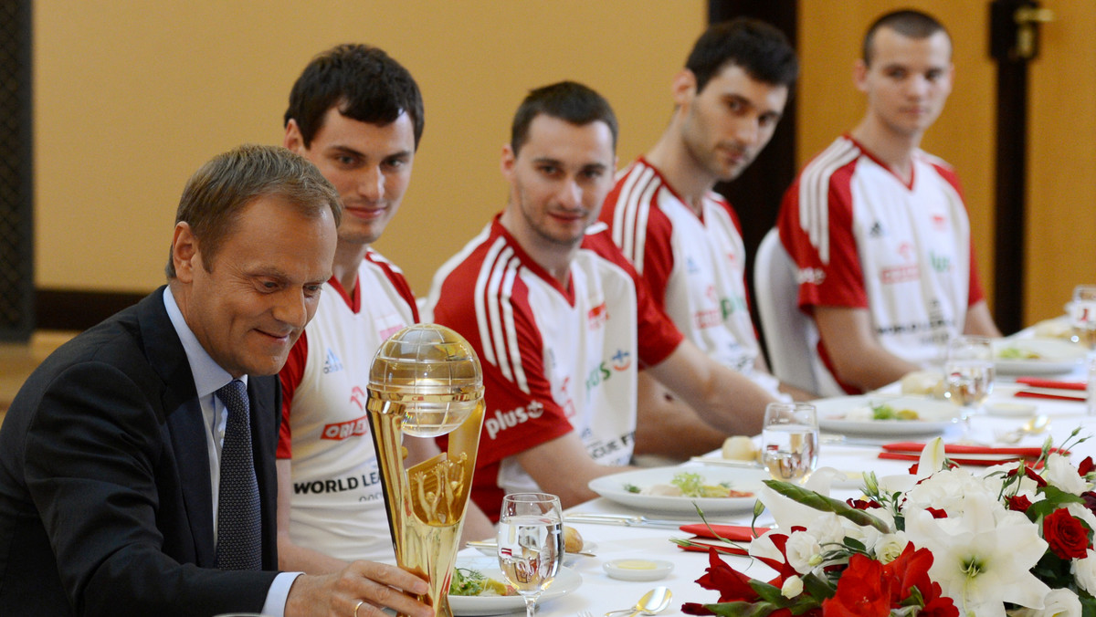 Premier Donald Tusk spotkał się w poniedziałek po południu z reprezentacją polskich siatkarzy. Szef rządu pogratulował Biało-Czerwonym, którzy po raz pierwszy w historii zwyciężyli w finale Ligi Światowej. W niedzielę w Sofii Polacy pokonali USA 3:0.