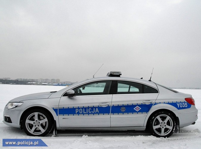 Polscy policjanci z roku na rok dysponują coraz nowszym sprzętem. Od niedawna na Mazowszu można zobaczyć volkswagena passata CC w srebrno-niebieskich barwach, który jest nowym narzędziem do walki z piratami drogowymi.