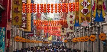 Shangxiajiu Pedestrian Street czyli kantońskie centrum zakupowe i Benjing Lu Pedestrian Street będące centrum jedzeniowo- zakupowym. To trzeba zobaczyć żeby poczuć na własnej skórze (i głowie, która zaczyna pękać od zgiełku, tłoku, kupieckich nawoływań i kakofonii dźwięków po maksymalnie godzinie) co oznacza chiński konsumpcjonizm i jaka siła, poza eksportem, napędza tutejszą gospodarkę. Benjing Street prezentuje również wartości estetyczne dzięki przeszklonym fragmentom ulicy, przez które obserwować możemy zmieniającą się na przestrzeni wieków nawierzchnię- bardzo ciekawy pomysł na historyczną podróż w czasie.