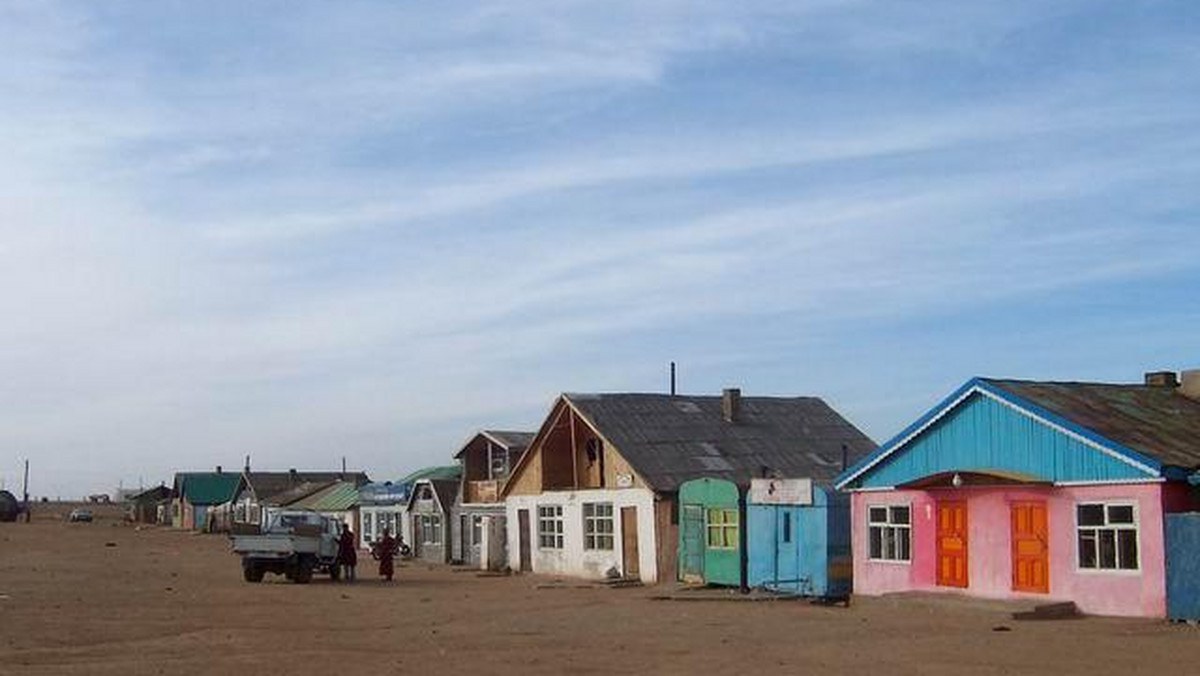 Mongolia Wewnętrzna to region autonomiczny Chińskiej Republiki Ludowej. Jej mieszkańcy są dumni z bycia Chińczykami, choć jednocześnie na każdym kroku celebrują swą mongolskość. To Mengowie - jedna z pięćdziesięciu pięciu mniejszości Chin.