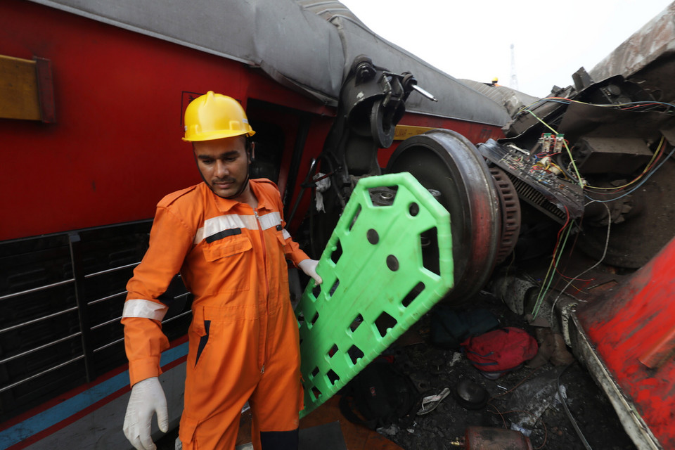 Miejsce największej w Indiach od dziesięcioleci katastrofy kolejowej.