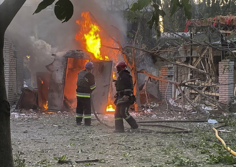 Skutki rosyjskiego ataku rakietowego na obiekty cywilne w centrum Zaporoża w Ukrainie. Zginęły cztery osoby (09.08.2023)
