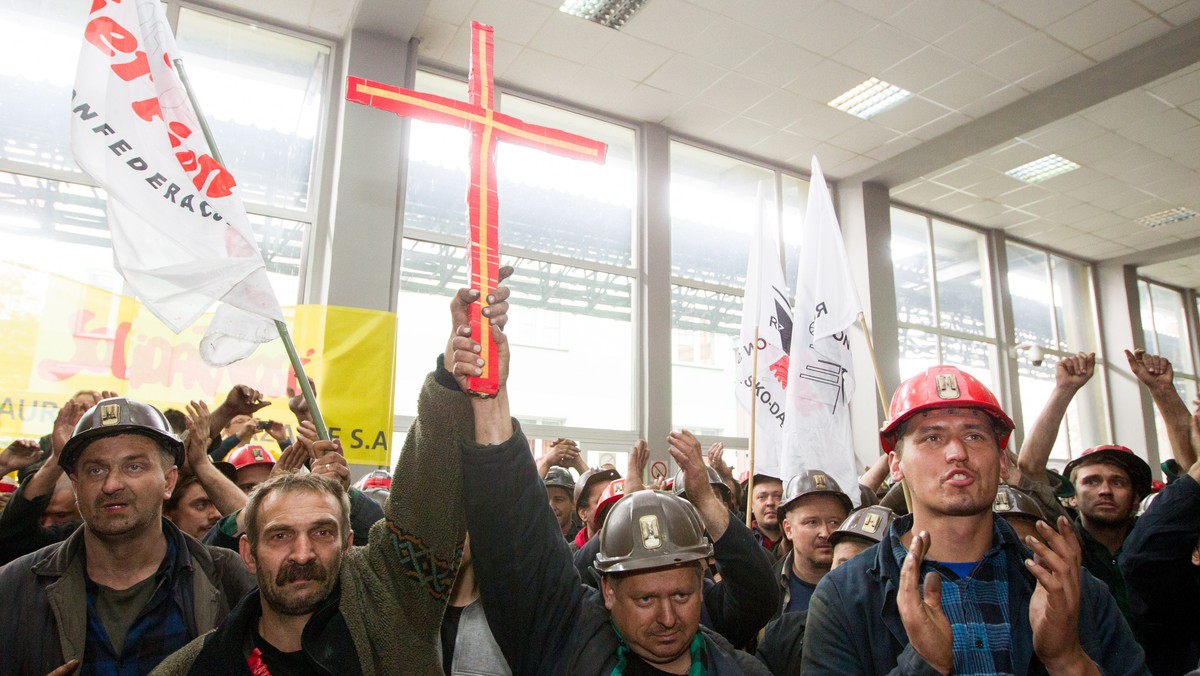 W Śląskim Urzędzie Wojewódzkim w Katowicach rozpoczęło się spotkanie na temat przyszłości górników z przeznaczonej do likwidacji sosnowieckiej kopalni Kazimierz-Juliusz. Na rozmowy przyjechali przedstawiciele resortu gospodarki i kancelarii premiera.