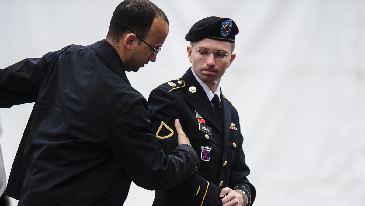 W procesie żołnierza USA Bradleya Manninga dotyczącym przekazywania poufnych informacji portalowi WikiLeaks trybunał wojskowy we wtorek zmniejszył maksymalny możliwy wymiar kary do 90 lat pozbawienia wolności.