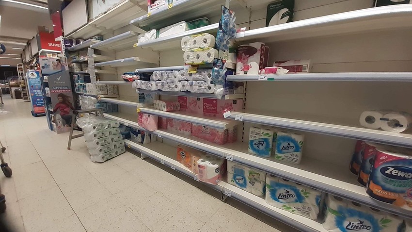 Na zdjęciu: puste półki po wykupieniu papieru toaletowego w związku z epidemią koronawirusa w Warszawie
