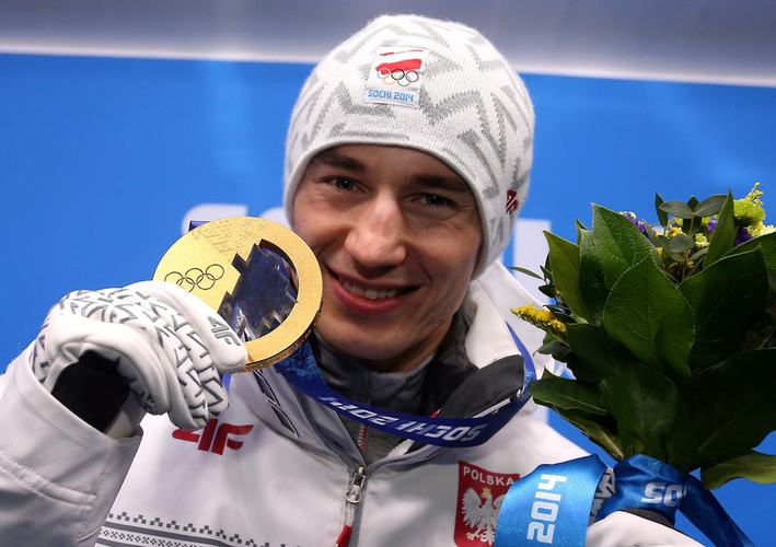 <b>Kamil Stoch</b> wygrał olimpijski konkurs w skokach narciarskich na normalnej skoczni w Soczi. Polak, który prowadził na półmetku zawodów, w serii finałowej poszybował na odległość 103,5 metra (278 pkt.). Srebrny medal zdobył Słoweniec Peter Prevc (99 metrów, 265,3 pkt), a brązowy Norweg Anders Bardal (95,5 metrów, 264,1 pkt).

W konkursie drużynowym skoków polska reprezentacja zajęła 4. miejsce. 

<b>Kamil Stoch</b> zwyciężył też w konkursie skoków narciarskich na dużej skoczni, powtarzając sukces ze średniego obiektu ! Triumfator sobotniego konkursu otrzymał łączną notę 278,7 punktu za skoki na odległość 139 oraz 132,5 metra. Drugą pozycję zajął Japończyk Noriaki Kasai - 42-letni mistrz i weteran skoczni stracił do Kamila Stocha 1,3 pkt., a skakał 139 oraz 133,5 metra. Trzecie miejsce w konkursie przypadło Słoweńcowi Peterowi Prevcowi, który uzyskał 274,8 pkt. (135 oraz 131 m). Maciej Kot miał skoki na odległość 126 oraz 123,5 m (nota 250,4 pkt.), co dało mu 12. miejsce. Jan Ziobro uplasował się trzy pozycje niżej, a skakał na 128,5 oraz 129,5 m, otrzymał notę 246,6 pkt. Piotr Żyła za skok na 118 m otrzymał notę 108,7 pkt. i zajął 34. miejsce.
Naczelna Redakcja Sportowa PR / mw 
Maciej Kot, który w drugiej serii skoczył 98,5 metra ostatecznie został sklasyfikowany na siódmym miejscu. Jan Ziobro był trzynasty (99 metrów), a Dawid Kubacki który w pierwszej serii wylądował na 97,5 m. był 31.

To 15. medal Polaków w zimowych igrzyskach - złote oprócz Stocha zdobyli Fortuna w konkursie skoków w Sapporo na dużej skoczni i Kowalczyk w biegu na 30 km techniką klasyczną w Vancouver.