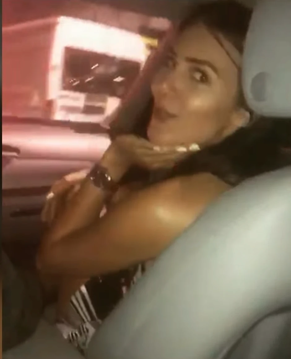 Anastasija igra u kolima