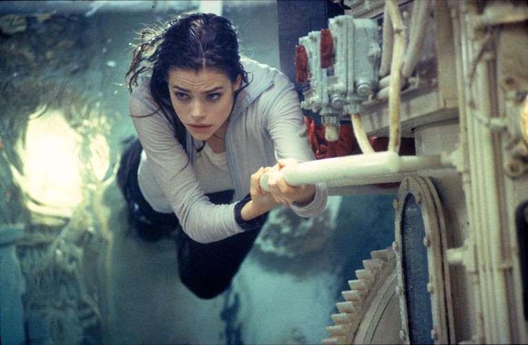 Denise Richards w filmie 'Świat to za mało'