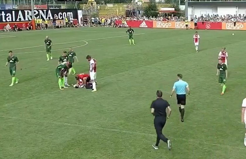 Abdelhak Nouri walczy o życie. 20-letni piłkarz Ajaxu zemdlał na meczu