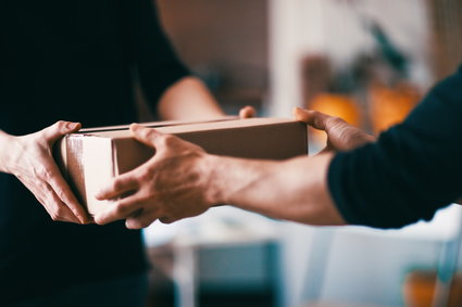 Zakaz handlu w niedzielę dotknął kurierów. Nie nadążają z pracą