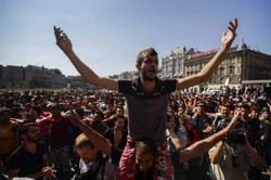 Setki imigrantów w Budapeszcie. Wszyscy chcą do Niemiec... Krzyczą: Wolność! Angela Merkel! ZDJĘCIA