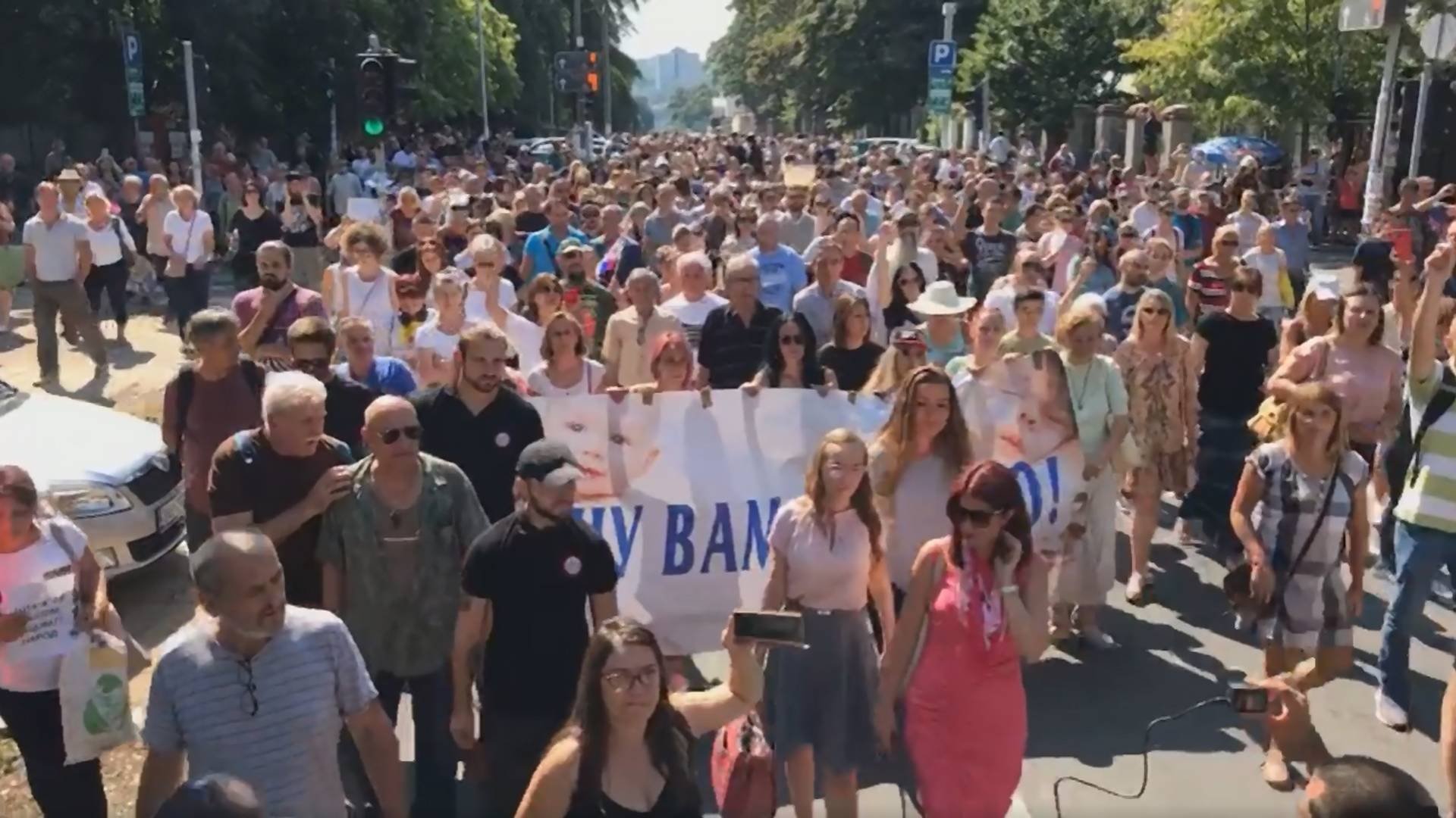 Beograđani protestuju ispred Batuta zbog vakcina za koronu koje još nisu ni stigle