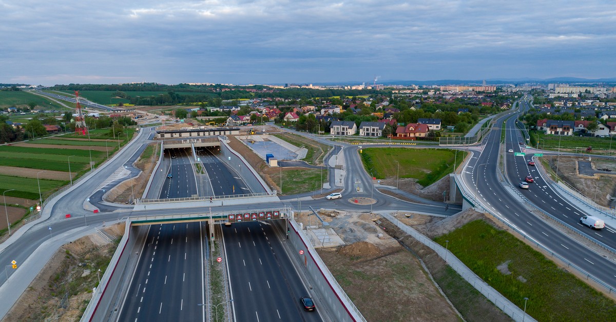 Zamknęli nowo wybudowany tunel na północnej obwodnicy Krakowa, zamkną jeszcze jeden. Inwestycja kosztowała 1,4 miliarda złotych [ZDJĘCIA]